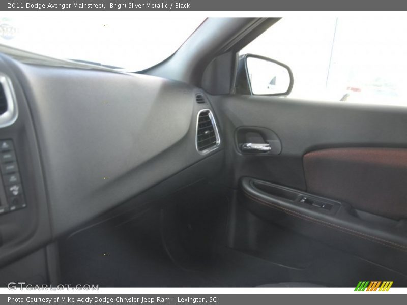 Bright Silver Metallic / Black 2011 Dodge Avenger Mainstreet