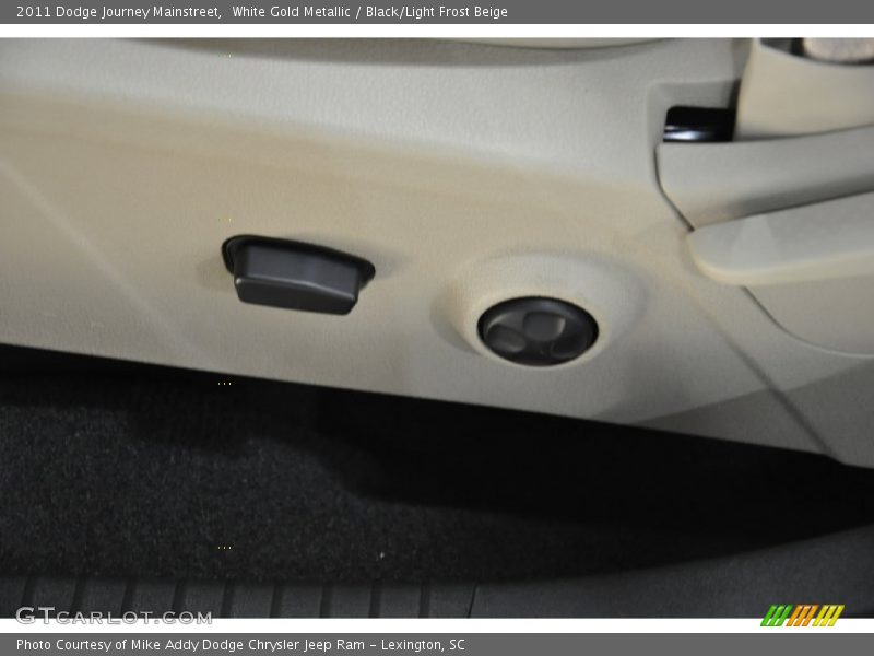 White Gold Metallic / Black/Light Frost Beige 2011 Dodge Journey Mainstreet