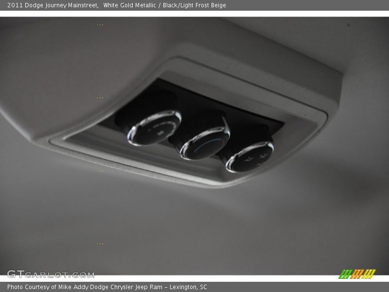 White Gold Metallic / Black/Light Frost Beige 2011 Dodge Journey Mainstreet