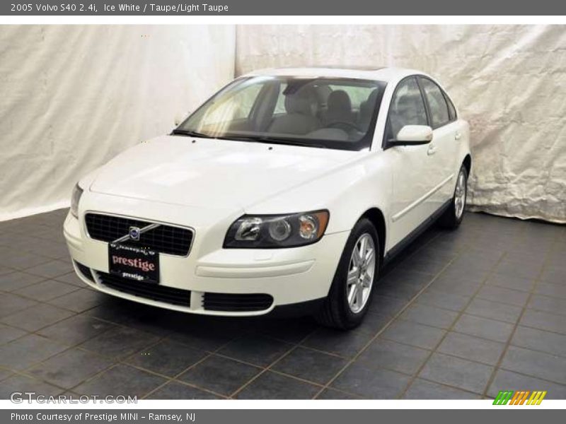 Ice White / Taupe/Light Taupe 2005 Volvo S40 2.4i