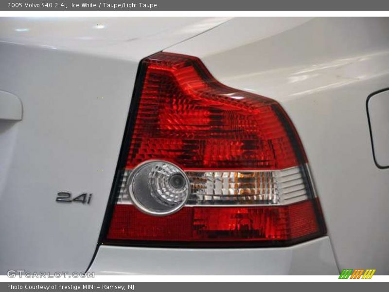 Ice White / Taupe/Light Taupe 2005 Volvo S40 2.4i