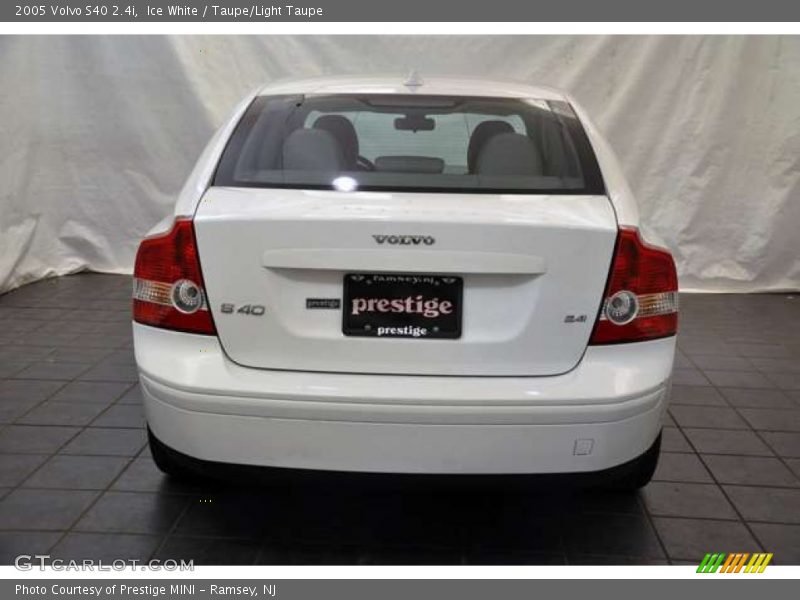 Ice White / Taupe/Light Taupe 2005 Volvo S40 2.4i