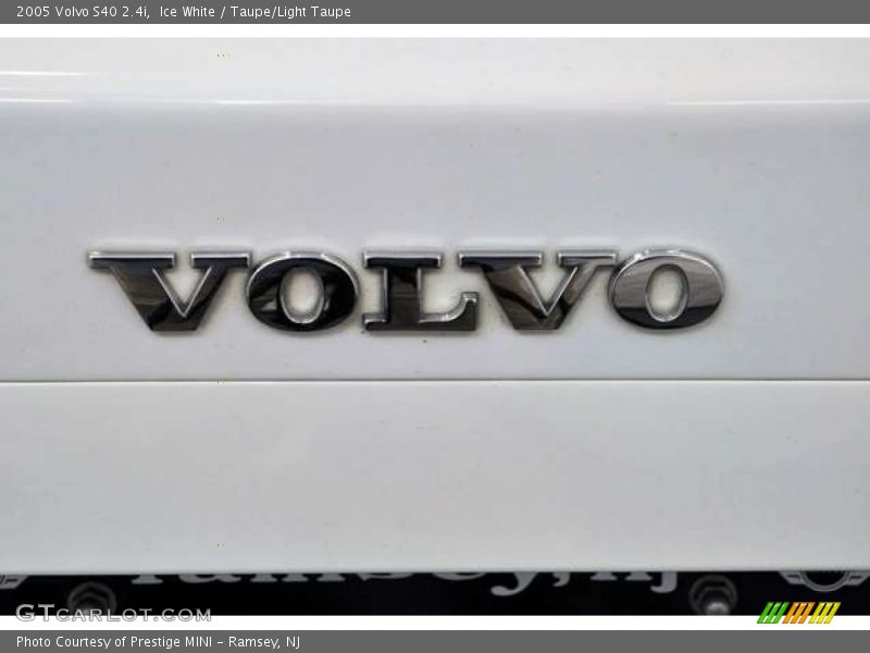 Ice White / Taupe/Light Taupe 2005 Volvo S40 2.4i