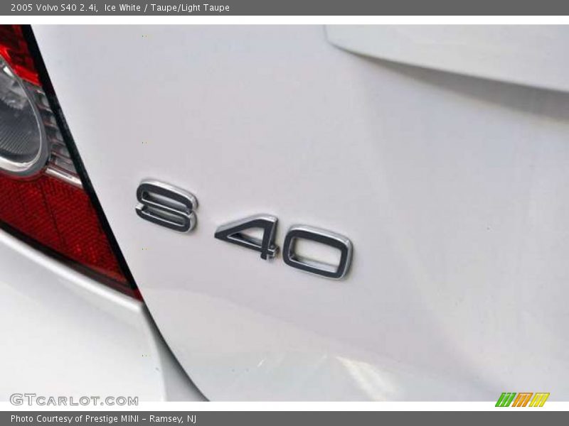 Ice White / Taupe/Light Taupe 2005 Volvo S40 2.4i