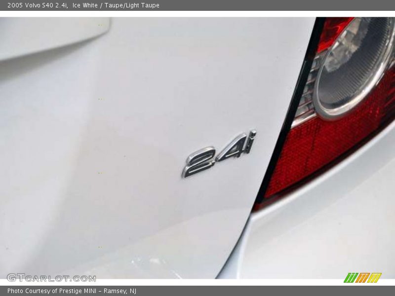 Ice White / Taupe/Light Taupe 2005 Volvo S40 2.4i