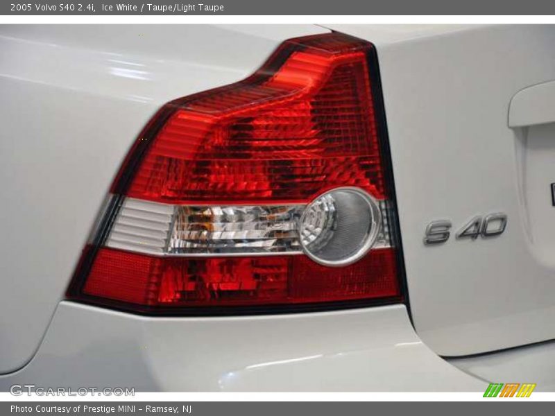 Ice White / Taupe/Light Taupe 2005 Volvo S40 2.4i