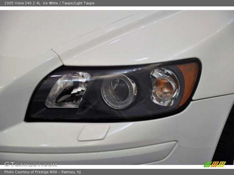 Ice White / Taupe/Light Taupe 2005 Volvo S40 2.4i