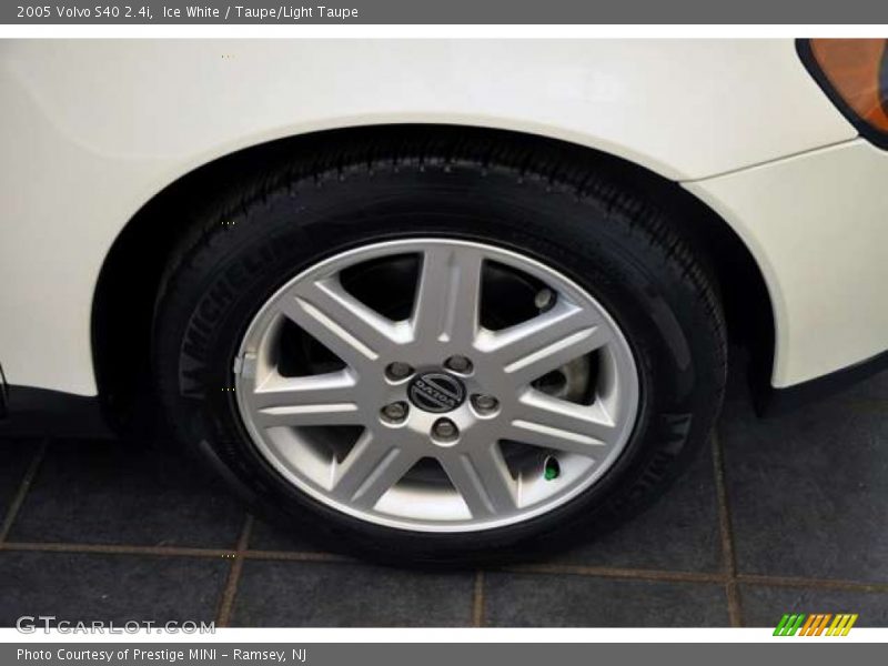 Ice White / Taupe/Light Taupe 2005 Volvo S40 2.4i