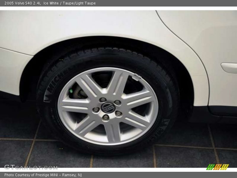 Ice White / Taupe/Light Taupe 2005 Volvo S40 2.4i