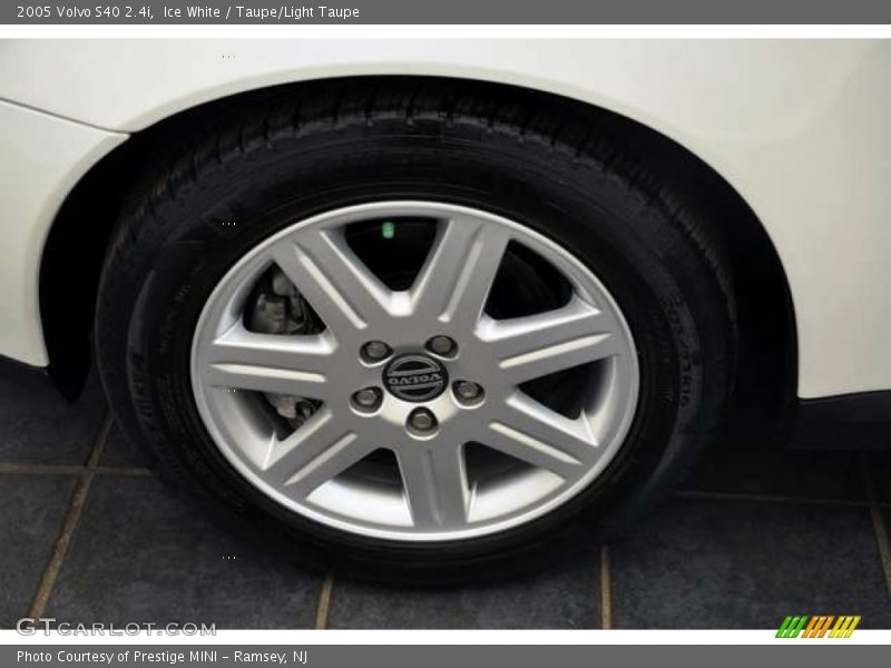 Ice White / Taupe/Light Taupe 2005 Volvo S40 2.4i