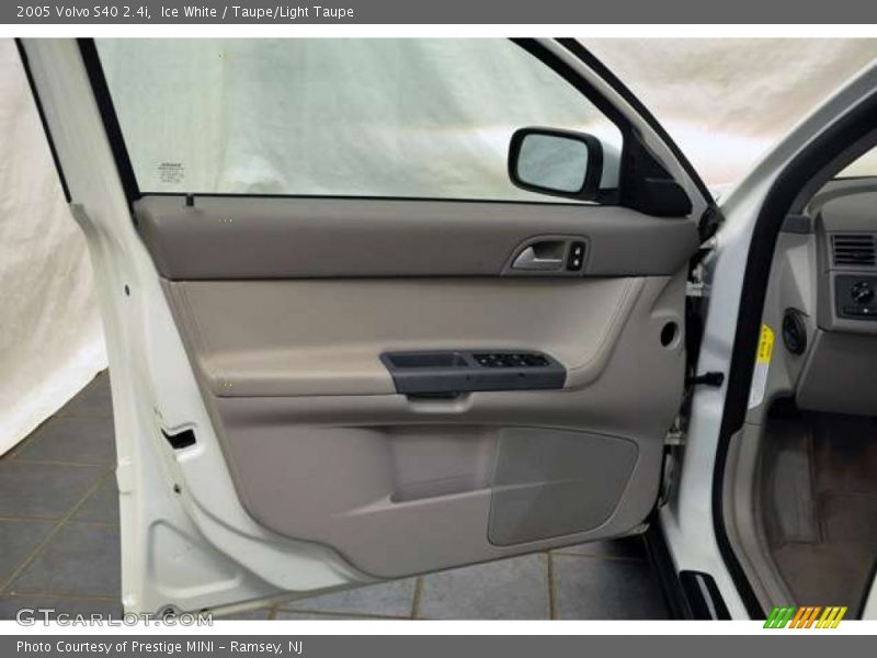 Ice White / Taupe/Light Taupe 2005 Volvo S40 2.4i