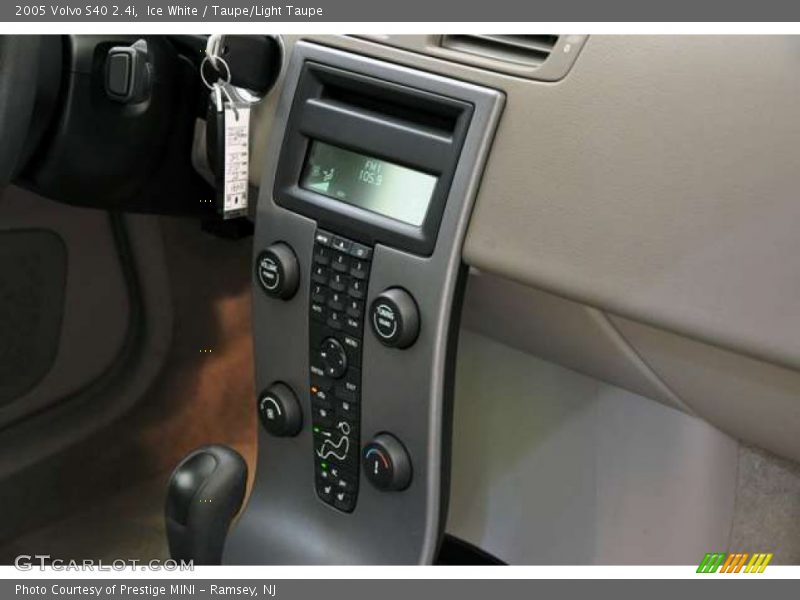 Ice White / Taupe/Light Taupe 2005 Volvo S40 2.4i