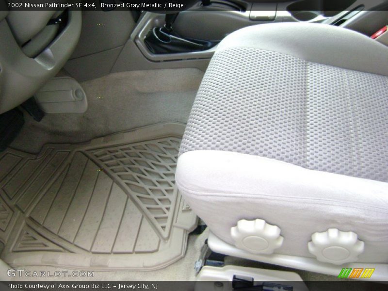 Bronzed Gray Metallic / Beige 2002 Nissan Pathfinder SE 4x4