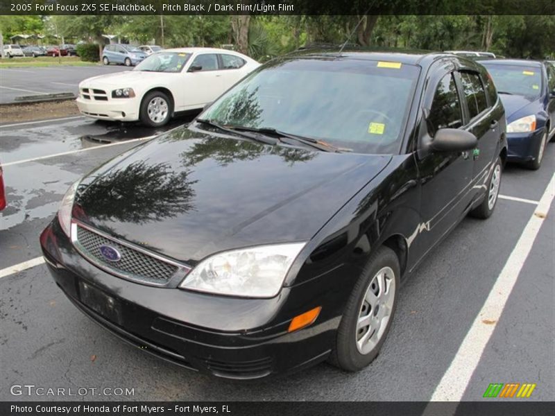 Front 3/4 View of 2005 Focus ZX5 SE Hatchback