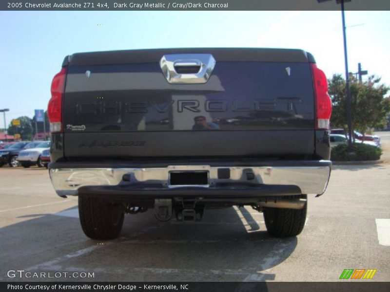 Dark Gray Metallic / Gray/Dark Charcoal 2005 Chevrolet Avalanche Z71 4x4
