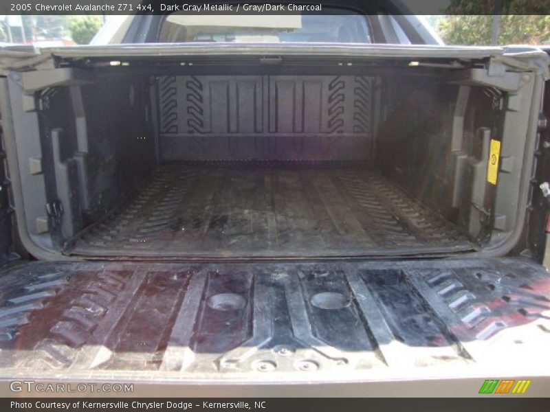 Dark Gray Metallic / Gray/Dark Charcoal 2005 Chevrolet Avalanche Z71 4x4