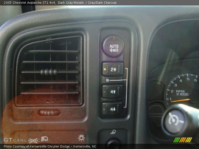 Dark Gray Metallic / Gray/Dark Charcoal 2005 Chevrolet Avalanche Z71 4x4