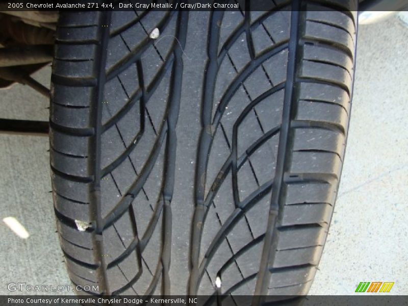 Dark Gray Metallic / Gray/Dark Charcoal 2005 Chevrolet Avalanche Z71 4x4