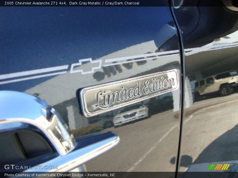 Dark Gray Metallic / Gray/Dark Charcoal 2005 Chevrolet Avalanche Z71 4x4