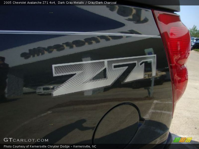 Dark Gray Metallic / Gray/Dark Charcoal 2005 Chevrolet Avalanche Z71 4x4