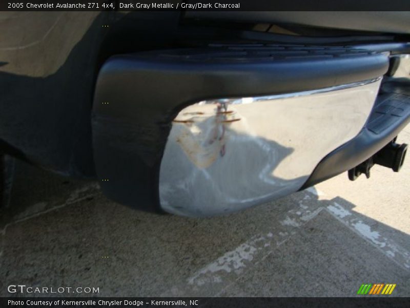 Dark Gray Metallic / Gray/Dark Charcoal 2005 Chevrolet Avalanche Z71 4x4
