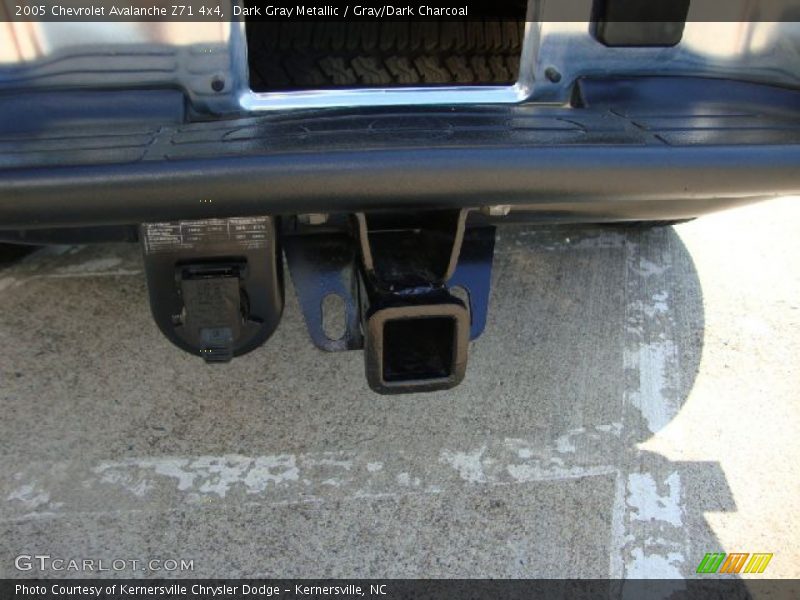 Dark Gray Metallic / Gray/Dark Charcoal 2005 Chevrolet Avalanche Z71 4x4