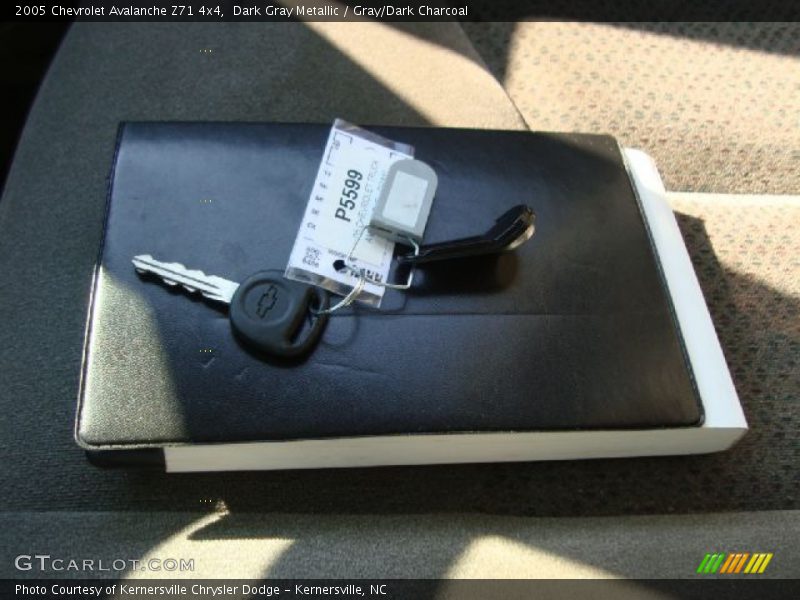 Dark Gray Metallic / Gray/Dark Charcoal 2005 Chevrolet Avalanche Z71 4x4