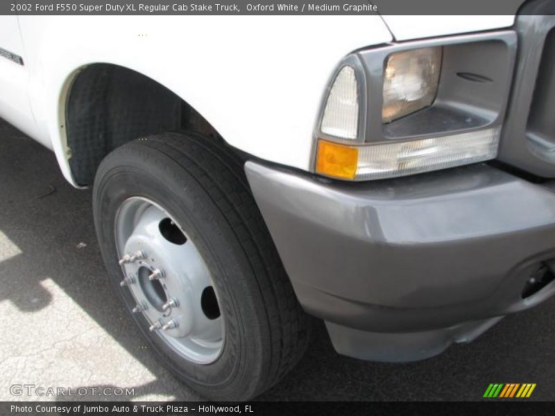 Oxford White / Medium Graphite 2002 Ford F550 Super Duty XL Regular Cab Stake Truck