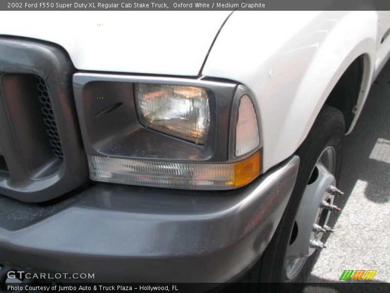 Oxford White / Medium Graphite 2002 Ford F550 Super Duty XL Regular Cab Stake Truck