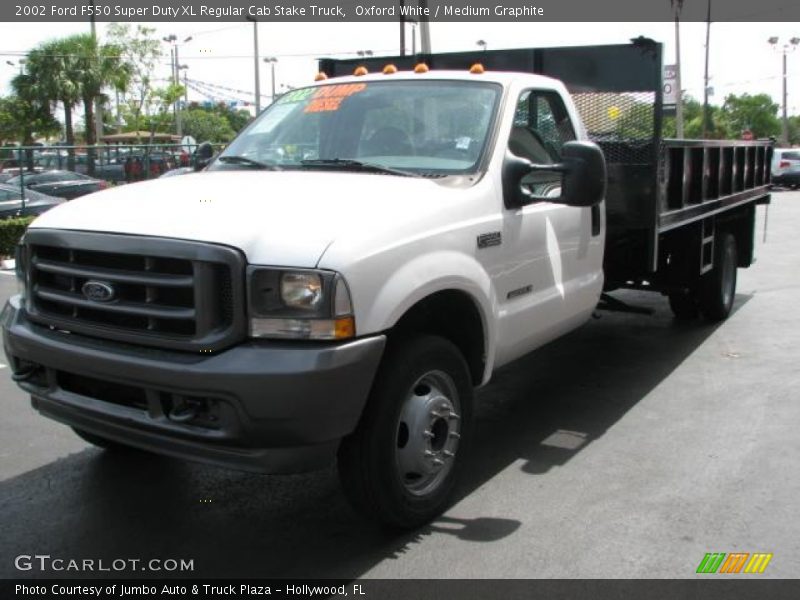 Oxford White / Medium Graphite 2002 Ford F550 Super Duty XL Regular Cab Stake Truck