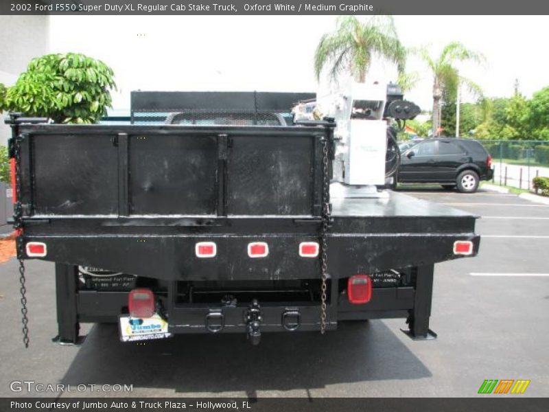 Oxford White / Medium Graphite 2002 Ford F550 Super Duty XL Regular Cab Stake Truck