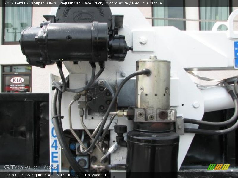 Oxford White / Medium Graphite 2002 Ford F550 Super Duty XL Regular Cab Stake Truck