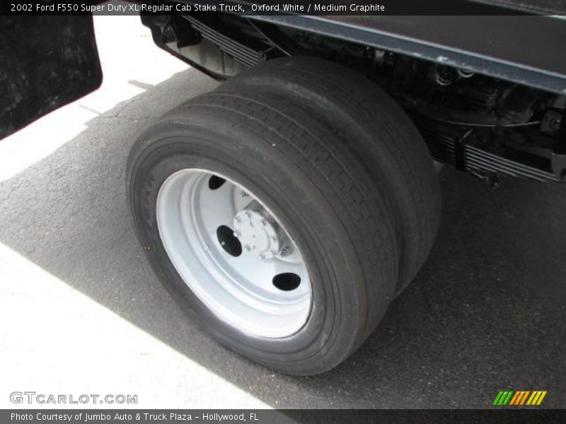 Oxford White / Medium Graphite 2002 Ford F550 Super Duty XL Regular Cab Stake Truck
