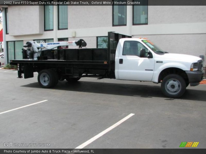 Oxford White / Medium Graphite 2002 Ford F550 Super Duty XL Regular Cab Stake Truck