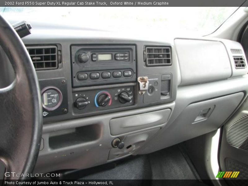 Oxford White / Medium Graphite 2002 Ford F550 Super Duty XL Regular Cab Stake Truck