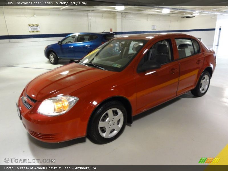 Victory Red / Gray 2005 Chevrolet Cobalt Sedan