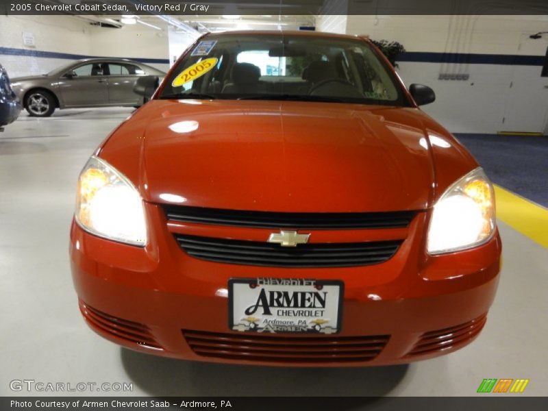 Victory Red / Gray 2005 Chevrolet Cobalt Sedan