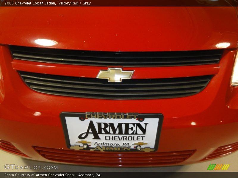Victory Red / Gray 2005 Chevrolet Cobalt Sedan