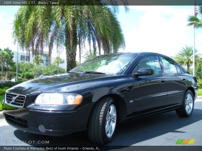 Front 3/4 View of 2005 S60 2.5T