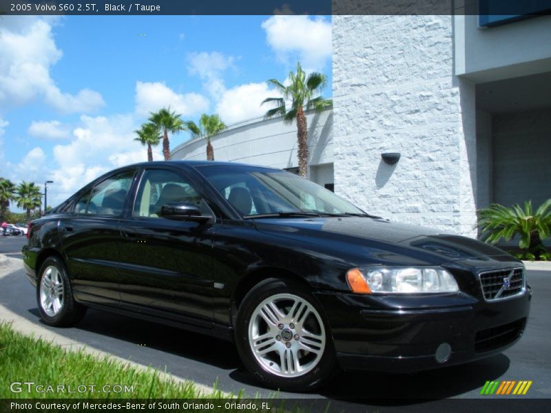 Front 3/4 View of 2005 S60 2.5T
