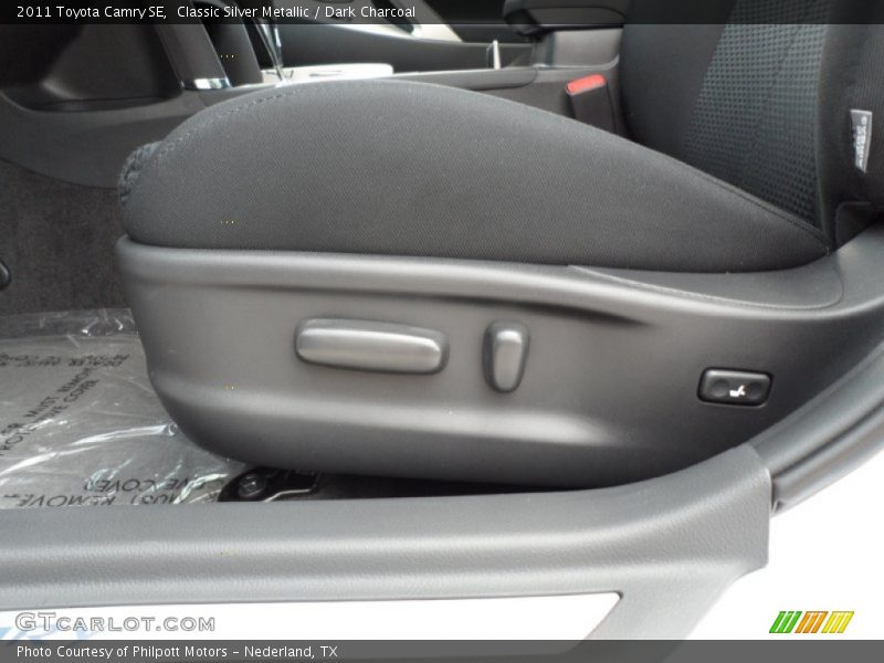 Classic Silver Metallic / Dark Charcoal 2011 Toyota Camry SE