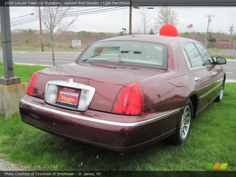 Autumn Red Metallic / Light Parchment 2000 Lincoln Town Car Signature