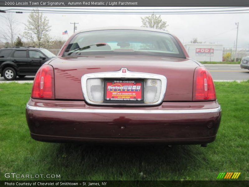 Autumn Red Metallic / Light Parchment 2000 Lincoln Town Car Signature