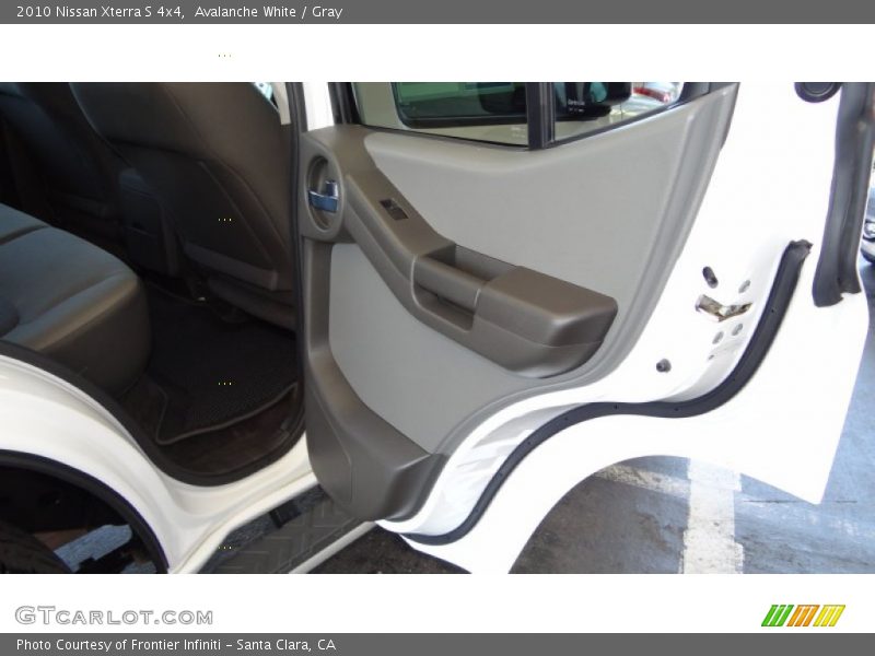 Avalanche White / Gray 2010 Nissan Xterra S 4x4