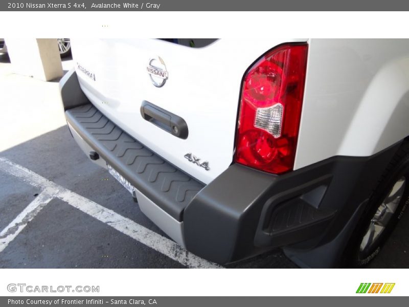 Avalanche White / Gray 2010 Nissan Xterra S 4x4
