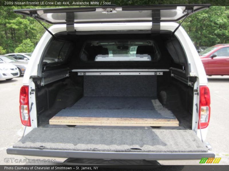 Avalanche White / Steel 2009 Nissan Frontier LE Crew Cab 4x4