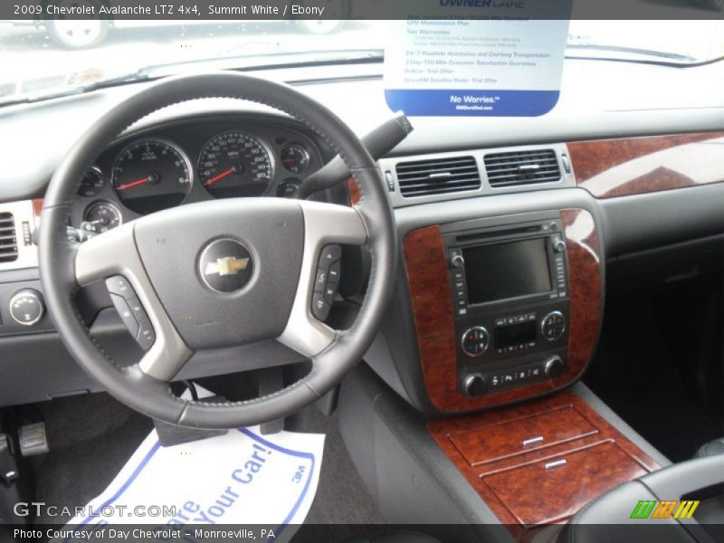 Summit White / Ebony 2009 Chevrolet Avalanche LTZ 4x4