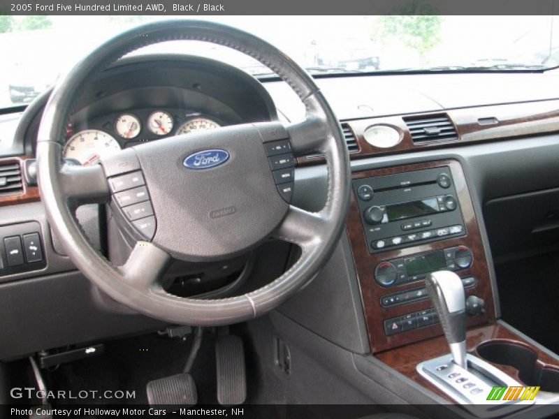 Dashboard of 2005 Five Hundred Limited AWD