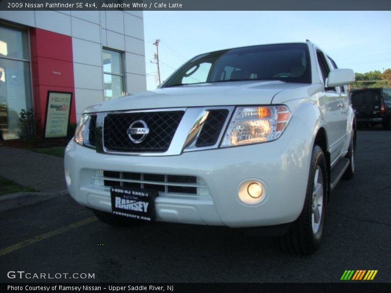 Avalanche White / Cafe Latte 2009 Nissan Pathfinder SE 4x4