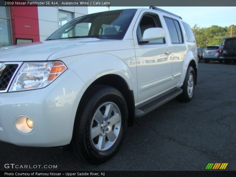 Avalanche White / Cafe Latte 2009 Nissan Pathfinder SE 4x4